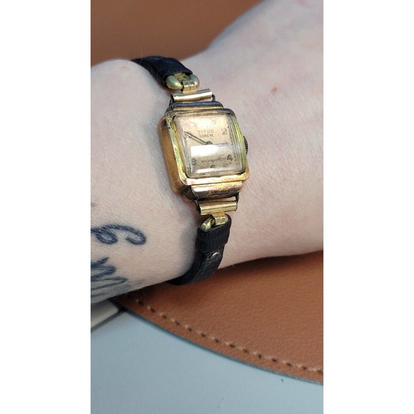 Rare Vintage Titus 18k Gold And Original Lizard Leather Band Watch - Picture 8 of 8